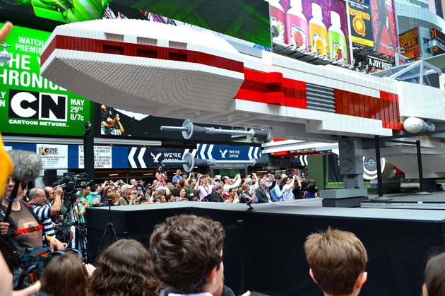 LEGO - X-Wing géant à New York 3e6e4a10