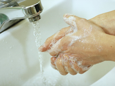  بحث: الاستحمام وغسل اليدين يساعدان على التحرر من المشاعر السلبي 1washi10