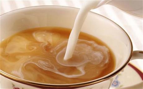 مزج الشاي بالحليب يؤثر على وظائف الأوعية الدموية Milk-t10