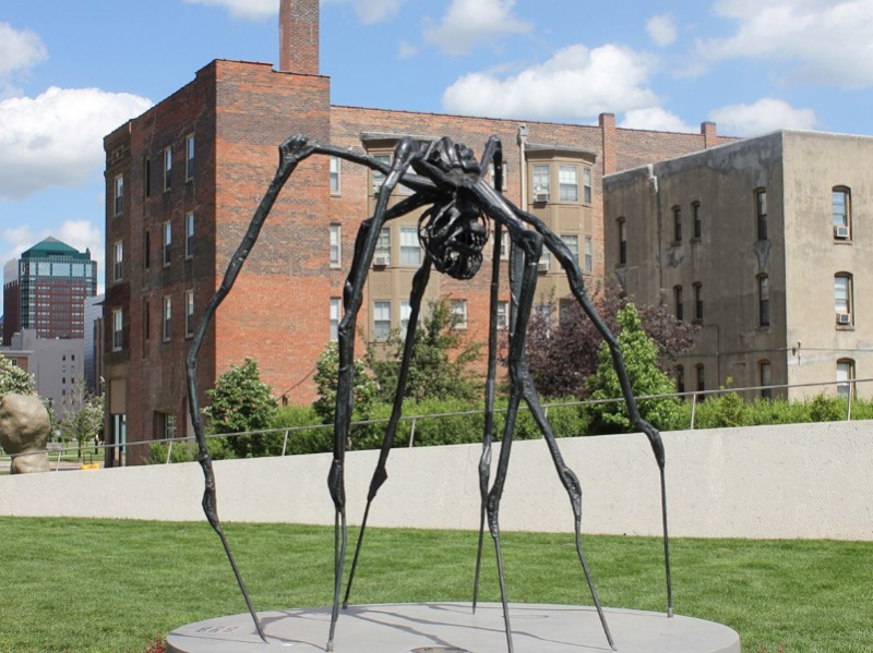 "Maman", les araignées-sculptures de Louise Bourgeois dans le monde Timthu10