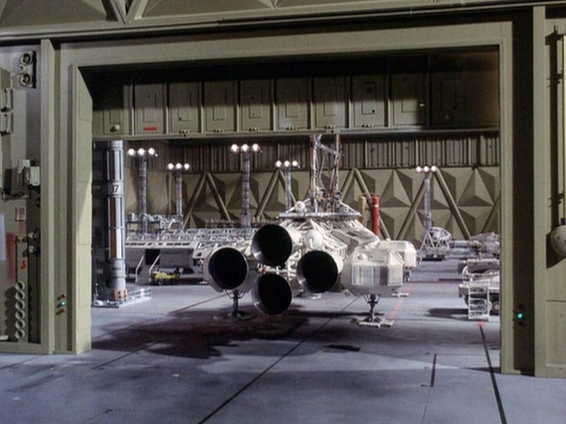 COSMOS 1999 : Hangar BAse Lunaire Alpha Eyhang23