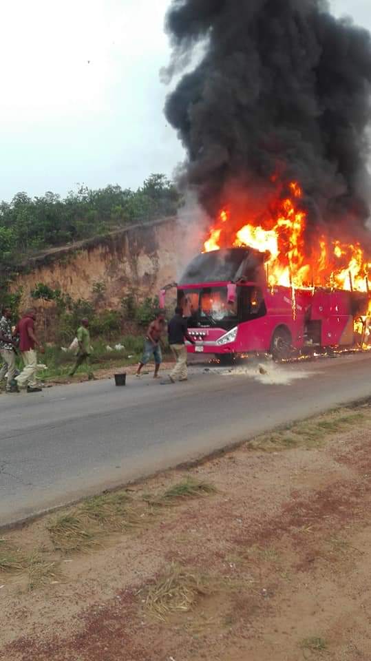 BREAKING!!! Young Shall Grow Luxurious Bus Burnt To Ashes In Umuahia (photos) 89926110