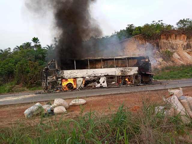 BREAKING!!! Young Shall Grow Luxurious Bus Burnt To Ashes In Umuahia (photos) 89926210