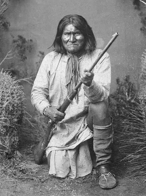 4 septembre 1886: Geronimo se rend aux troupes américaines.  1200px10