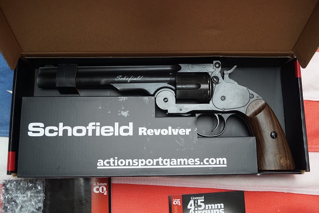 Une paire de S&W Schofield CO2 en 'noir et blanc'. 539