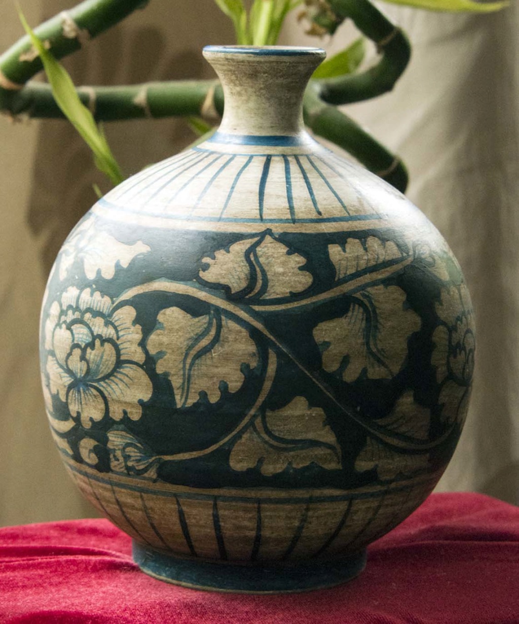 Nicely decorated (blue) vase...but know obvious markings. Blue_v13