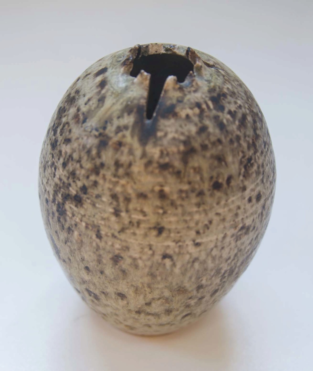 Another Egg Shaped Pot with unrecognisable mark Egg_po13