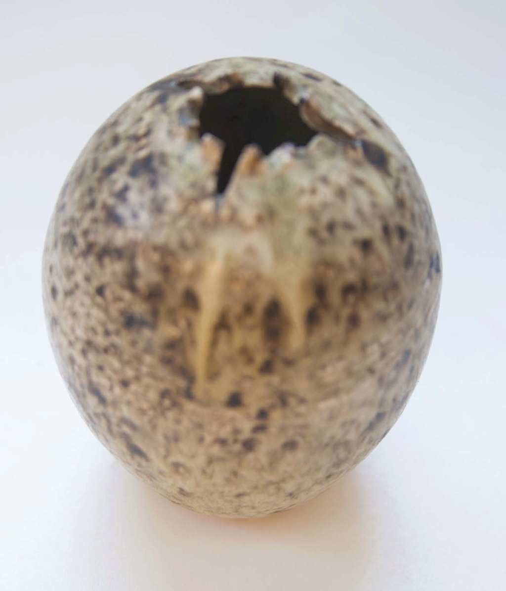 Another Egg Shaped Pot with unrecognisable mark Egg_po15