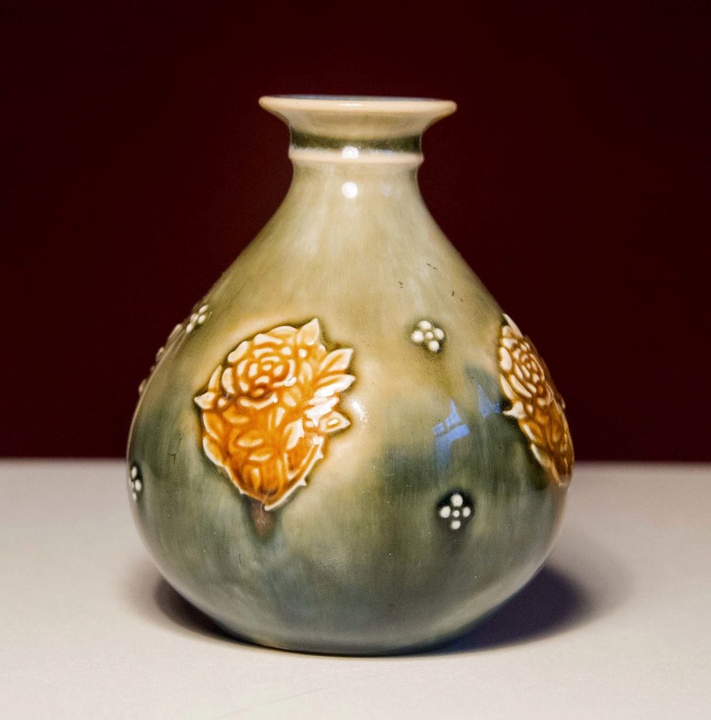 A Small Green Vase - Royal Doulton...signed? Green_13