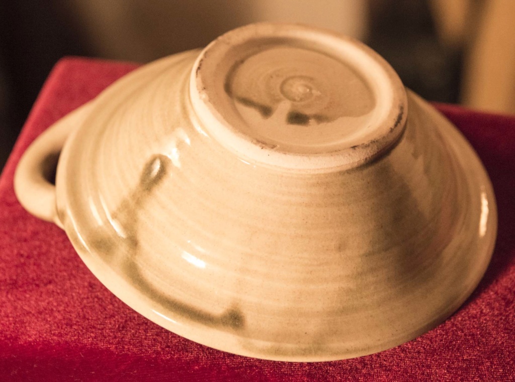 Curious small bowl with single handle Hbowl112