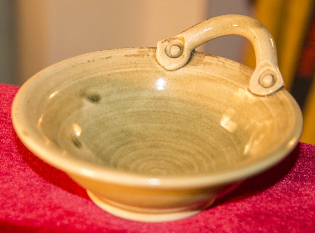 Curious small bowl with single handle Hbowl113