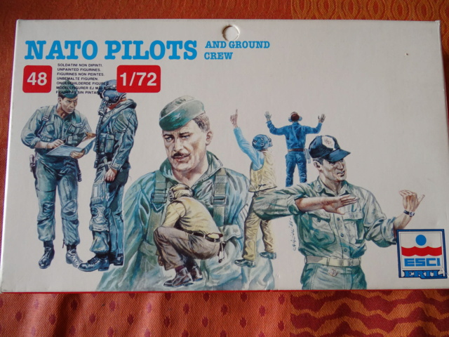 Figurines Nato pilotes et personnel au sol au 1/72 Dsc00090