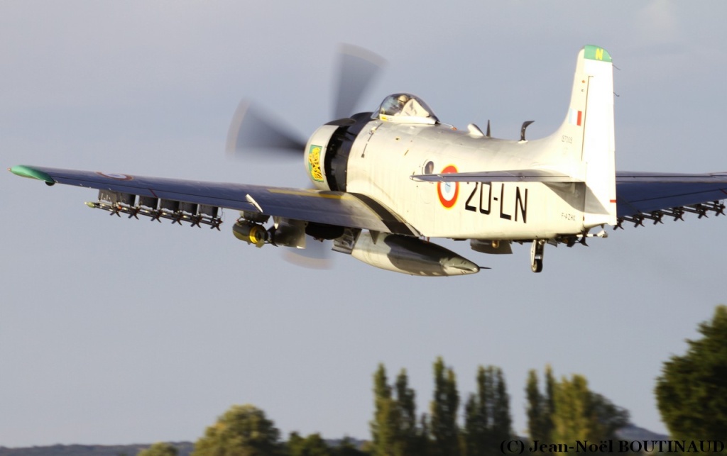 Douglas Skyraider - Page 15 2772m10