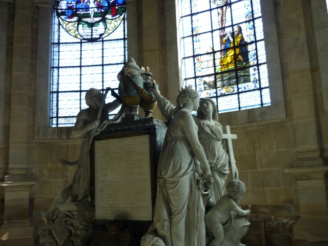 Le mausolée du dauphin à la cathédrale de Sens. - Page 2 P1000116