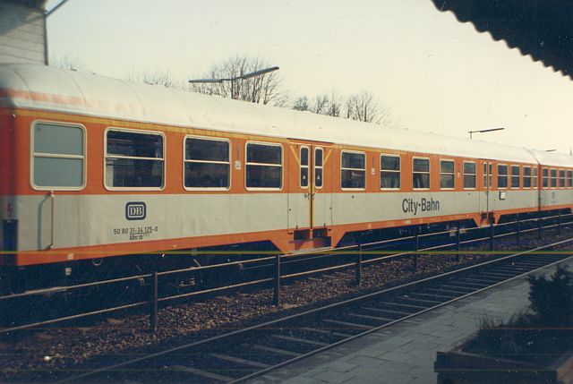 Die Diesellok der DB Baureihe 218 in CityBahn-Lackierung Ab_nrz10