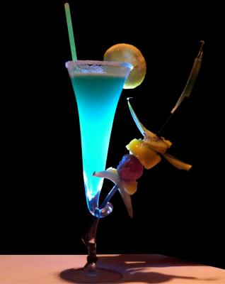 "Blue Hawaiian" cocktail à base de rhum + photo Cockta13