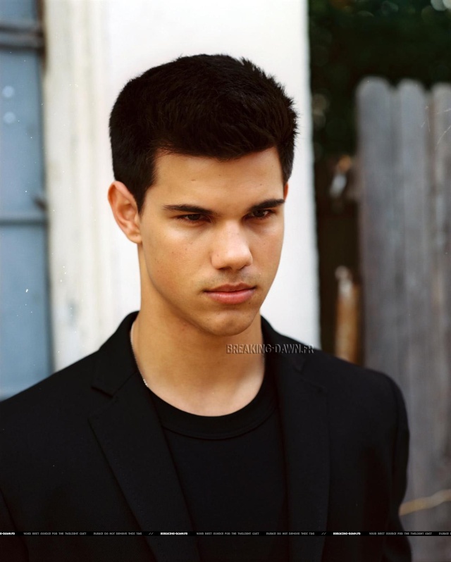 Taylor Lautner - Imagenes/Videos de Paparazzi / Estudio/ Eventos etc. - Página 10 00611