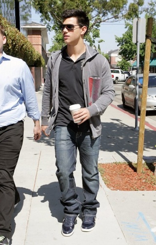 Taylor Lautner - Imagenes/Videos de Paparazzi / Estudio/ Eventos etc. - Página 6 Galler15