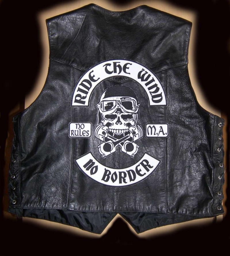 Couleurs des differents clubs de bikers - Page 5 100_4910