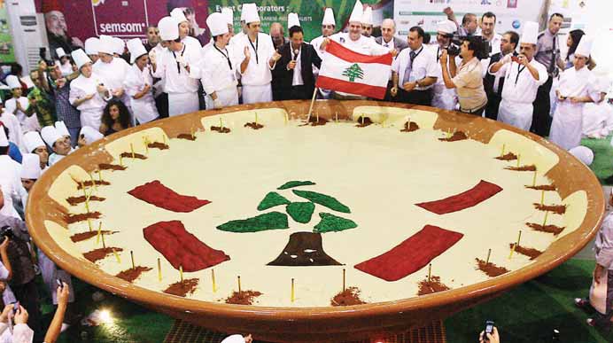 لبنان يدخل «غينيس» بصحن حمص A4bb4710