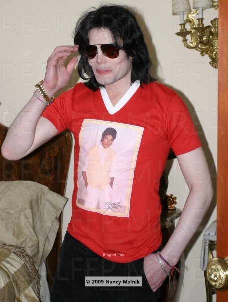 OLHEM A CAMISA DO MICHAEL 61601011