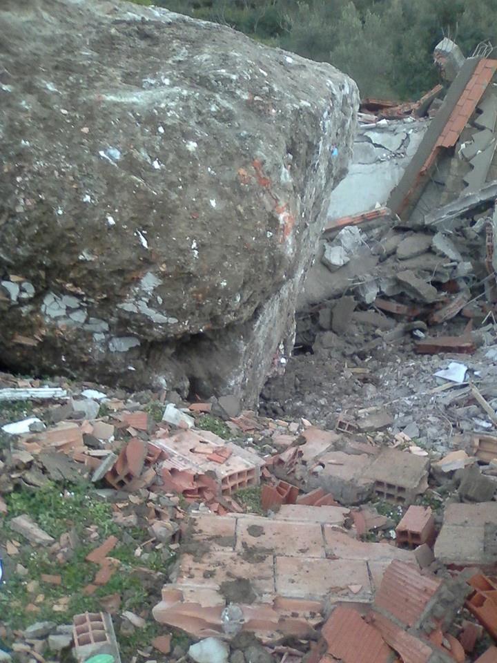 un gigantesque rocher se détache de la montagne et détruit complétement deux maisons à Iwerissine 13 mars 2016 133