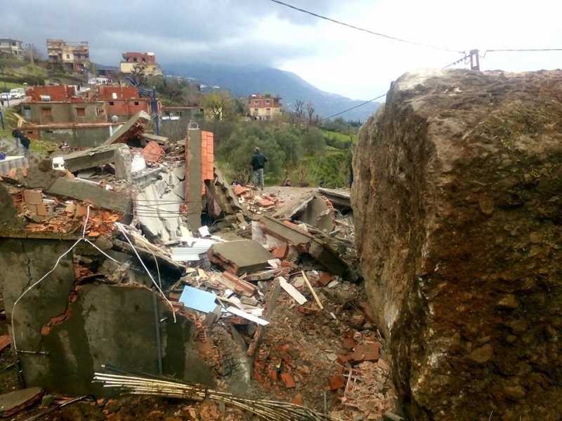 un gigantesque rocher se détache de la montagne et détruit complétement deux maisons à Iwerissine 13 mars 2016 311