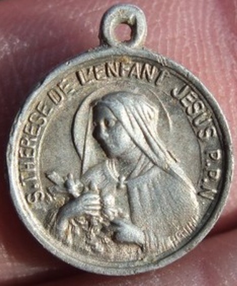 Medaille en alu de Sainte Thérèse de l'enfant Jésus Ebd17c10