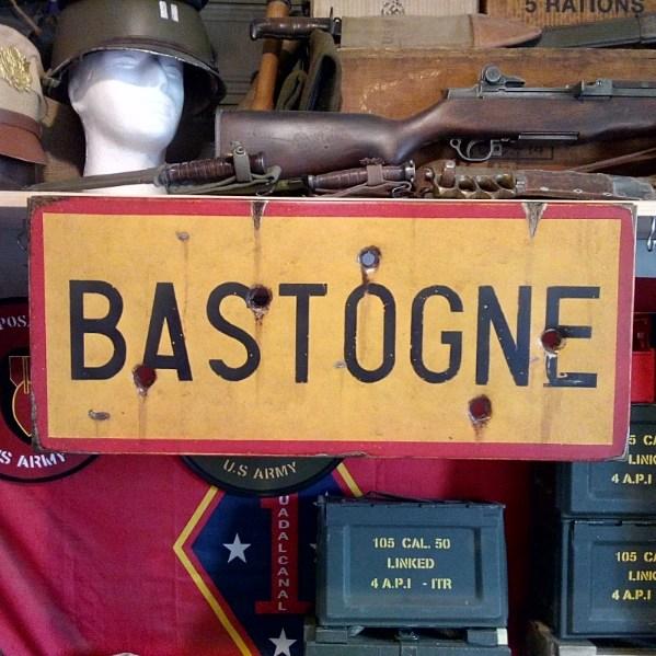 Panneau en bois d’indication  Bastog11