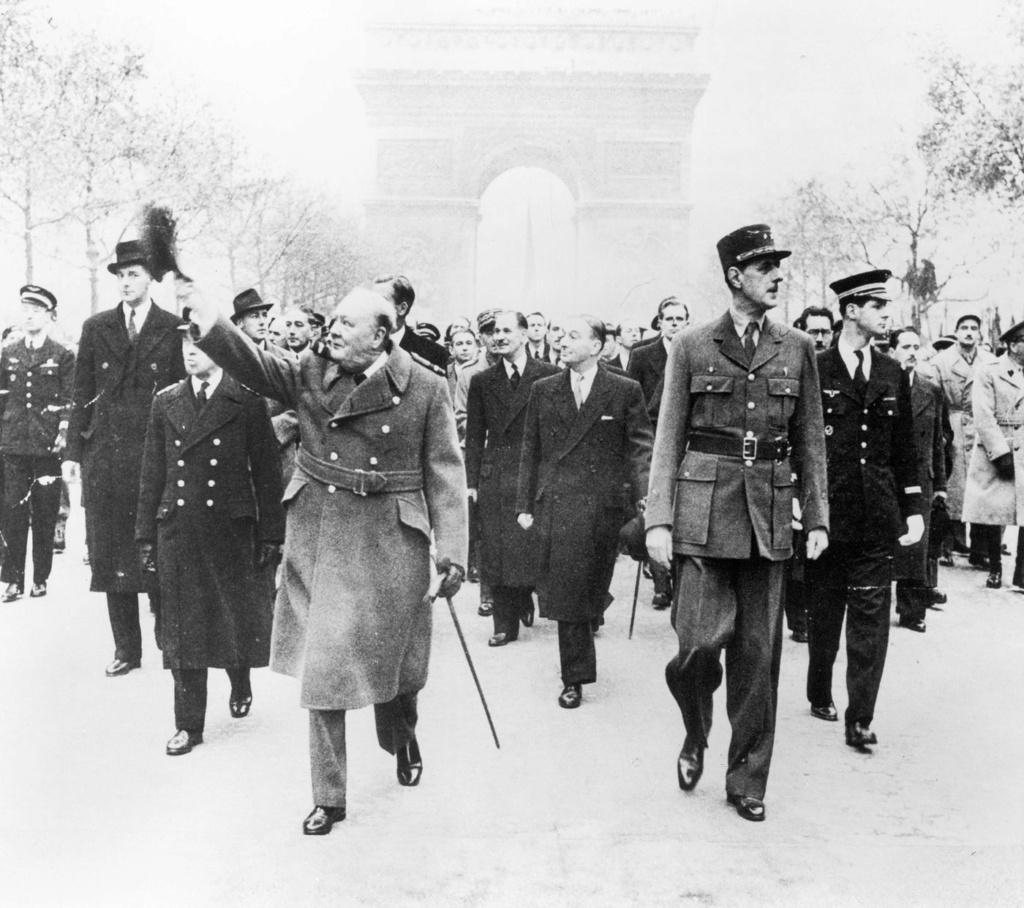 11.11. 1944, les Paras de de Gaulle défilent sur les Champs avec le béret rouge Defile10