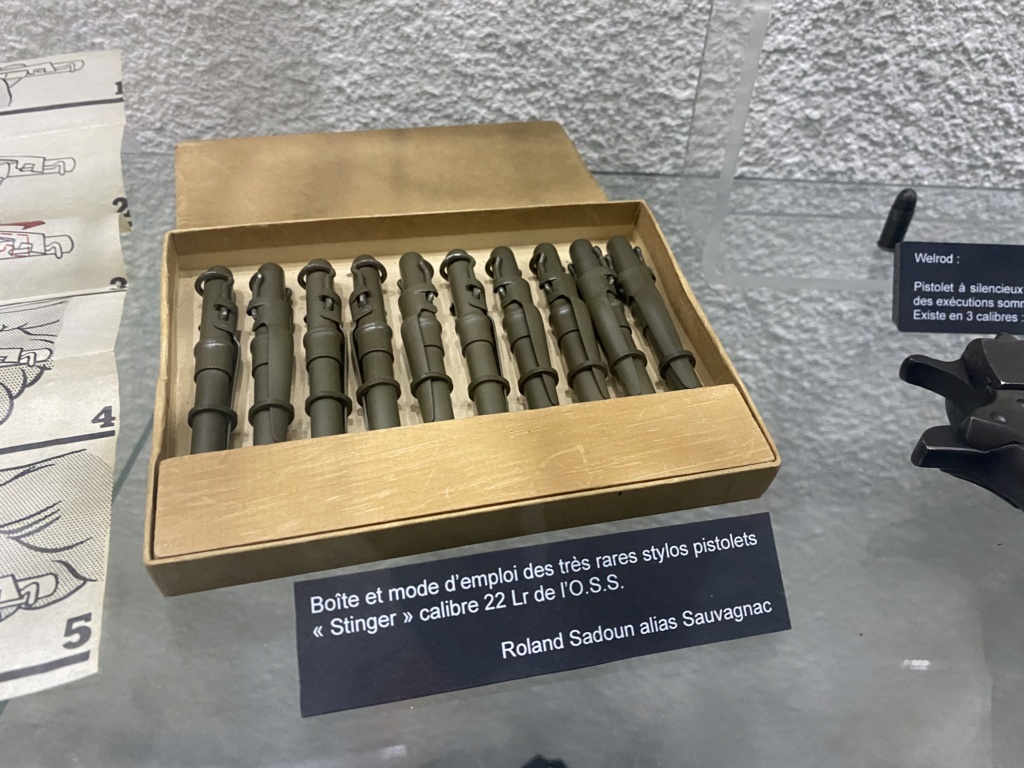 Pistolets stylos pour agents de l'OSS expo SUSSEX musée MM PARK Stinge13