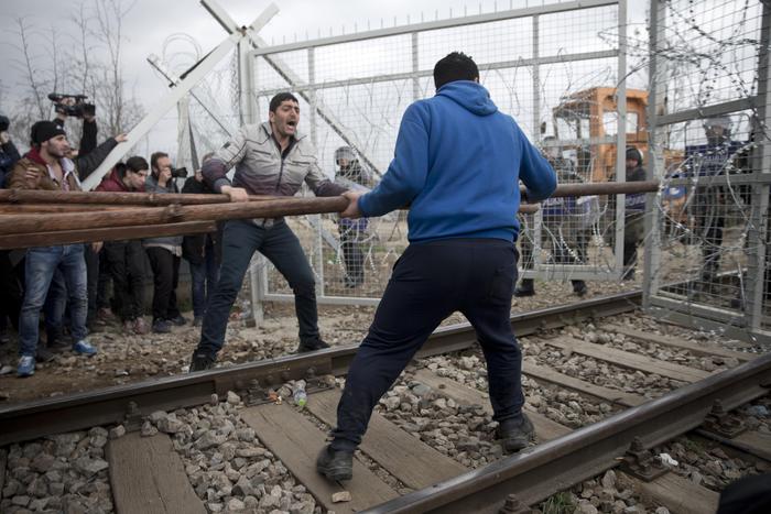 Migranti sfondano barriera Grecia - Macedonia F6c45210
