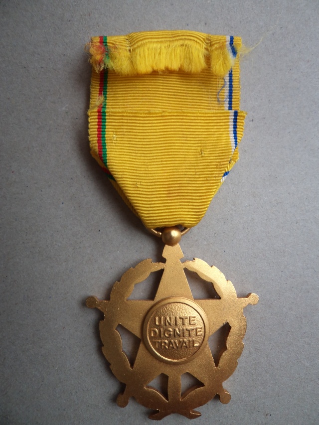 REPUBLIQUE DE CENTRE AFRIQUE  - Mérite militaire - Attribuée aux Français.- ESC 1 cloturée Dsc01625