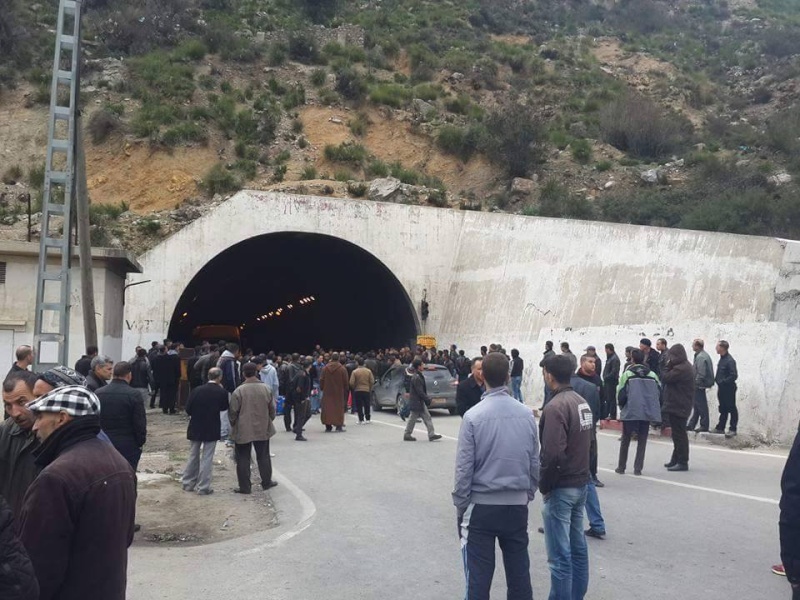 Le tunnel de kherrata fermé par la population de Draa El kaid 111