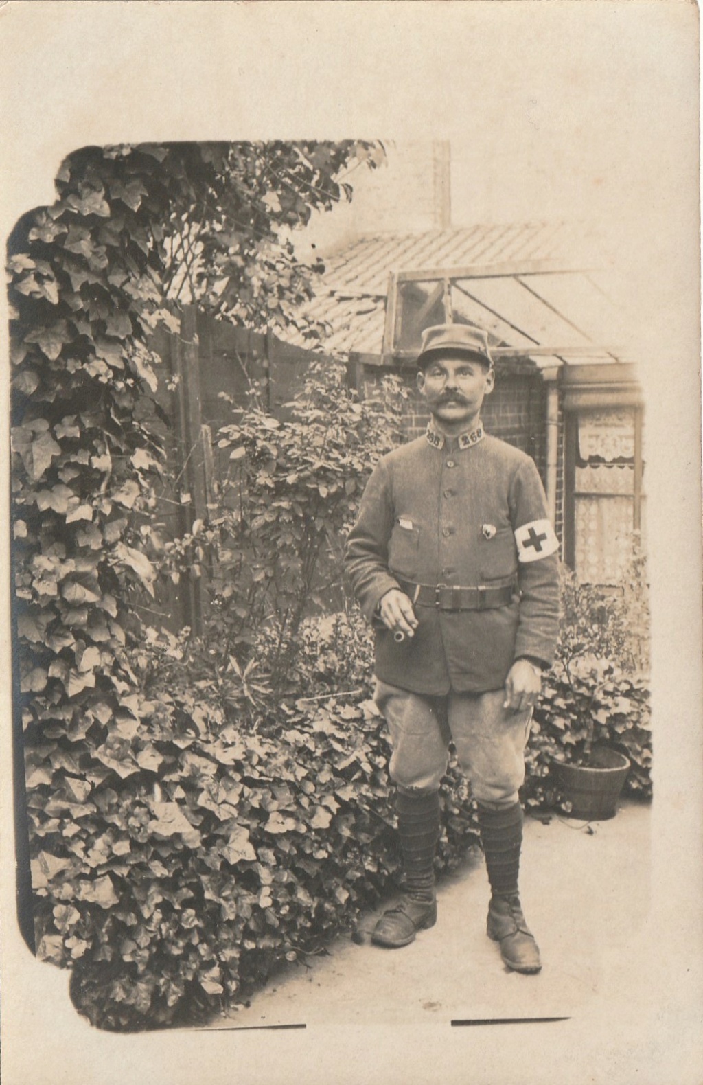 Le brassard du service de santé, modèle officier et troupe  Alexan11