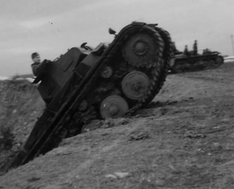  Montage à thème 7 (G. B. 7) Panzer II [ TAMIYA 1/35° ] sur une pente boueuse. German10