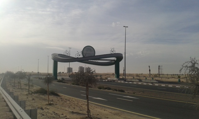 Émirats Arabes Unis : balade dans le désert sur l'Al Qudra Road Cycle Path [récit] 20160213