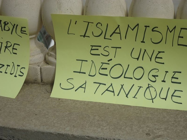 Rassemblement de soutien aux chrétiens d’Irak et aux Yézidis à Aokas . Vive les kabyles , MERCI à vous , RESPECT . 112