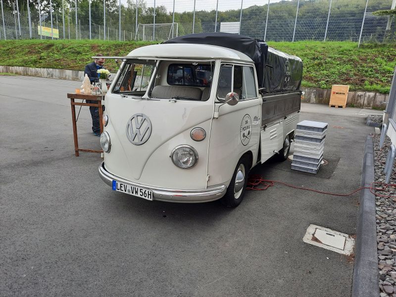 VW T1 "Pizza-Bulli" - auf dem Parkplatz schnappgeschossen 20210915