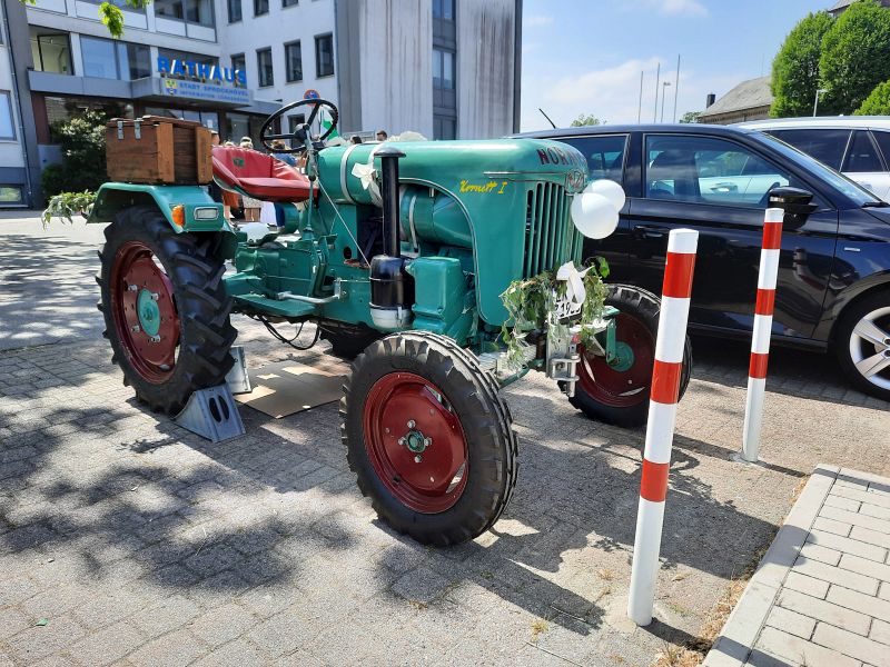 Traktor Normag Kornett I und Eicher Diesel - auf d. Parkplatz schnappgeschossen 20230644