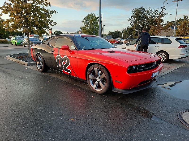 Dodge Challenger - auf dem Parkplatz Schnappgeschossen 3264