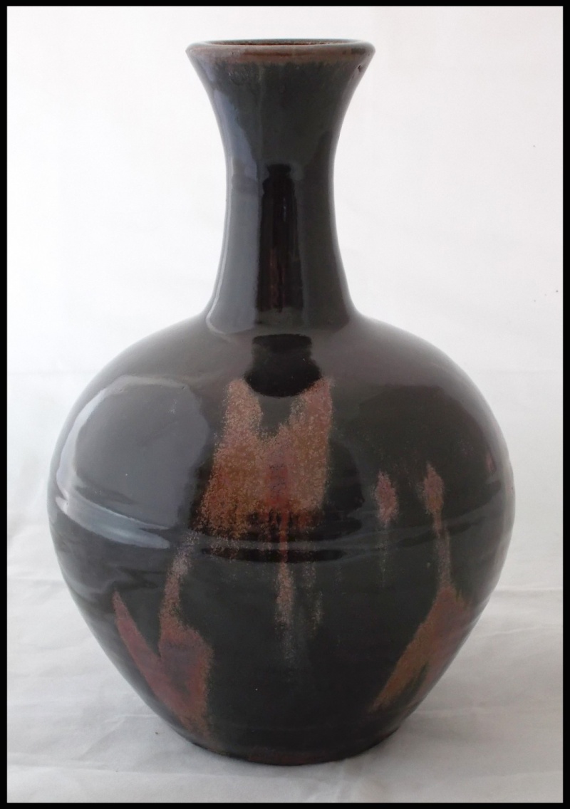 Black - A tall well made black/rust red vase. Who made me? Dscn8025