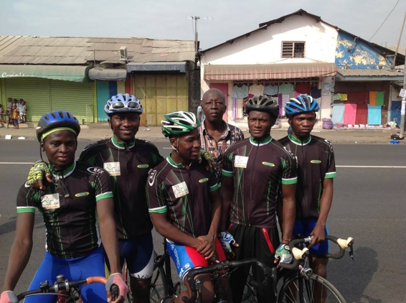 don d akwaba enn faveur d un club cycliste en cote d ivoire  12715211