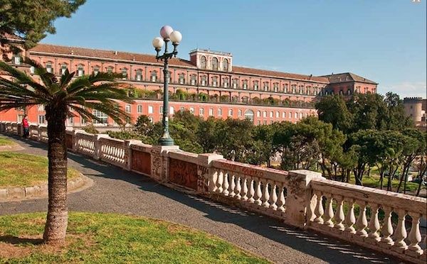 Le palais royal de Naples Captur11