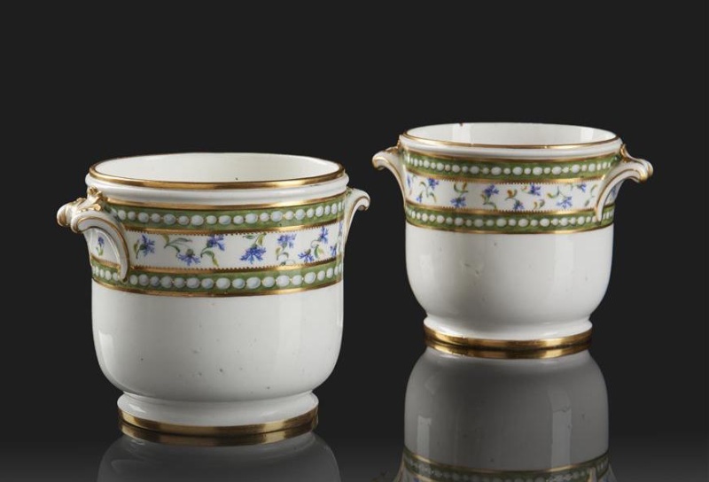 Service en porcelaine de Sèvres "à décor de perles et de barbeaux" de Marie-Antoinette Marie_19