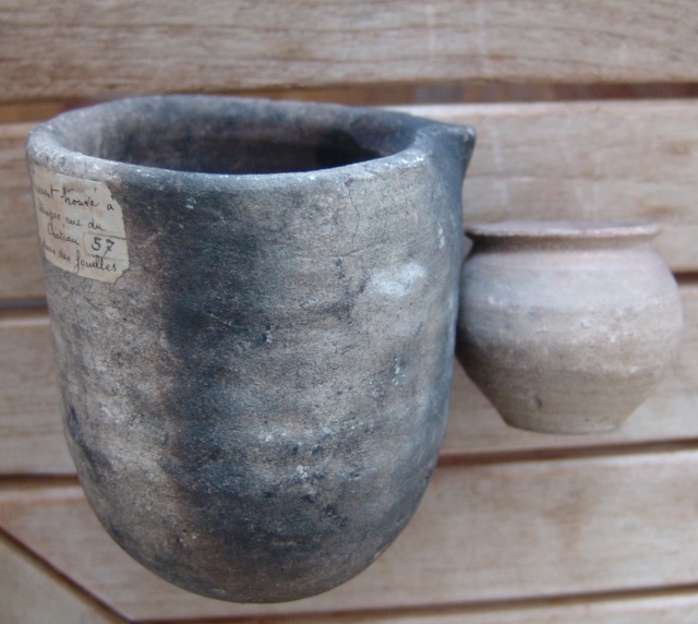 Marque sur un petit pot ancien (gallo-romain tardif et  époque médiévale ) Dsc04810