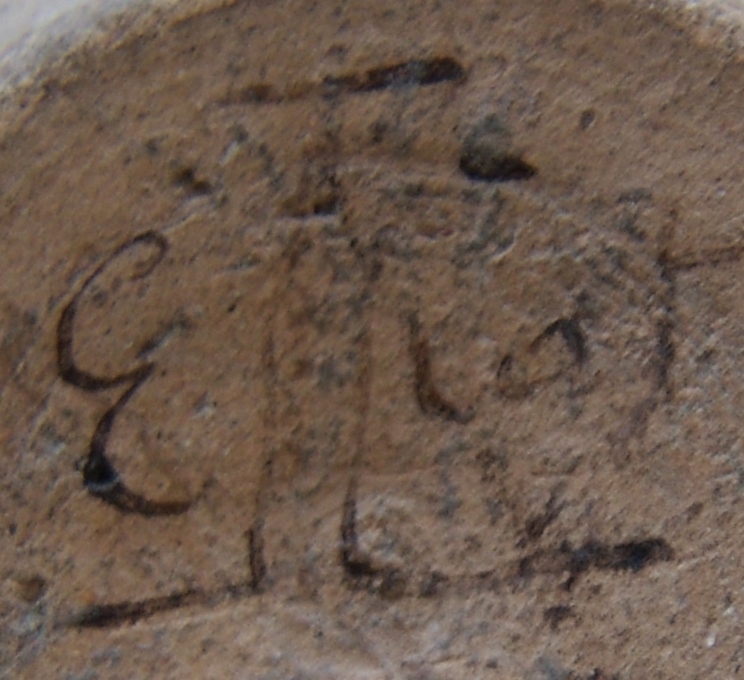 Marque sur un petit pot ancien (gallo-romain tardif et  époque médiévale ) Dsc04813