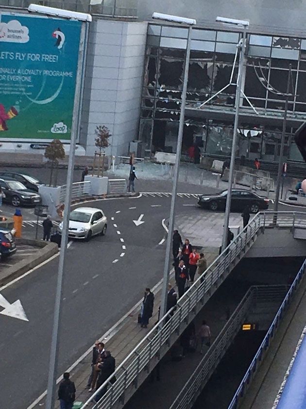 Plusieurs explosions à l'aéroport de Zaventem et dans le centre de Bruxelles (22/03/2016 + photos) 19601410