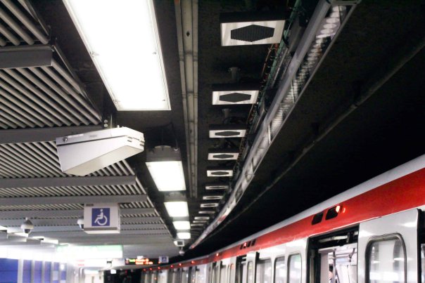 A lyon, le métro teste une appli pour éloigner les usagers distraits par leur smartphone  Mzotro10