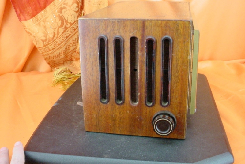 MOTOROLA 62CW1 - 1951 Wood Cabinet CLOCK/TUBE RADIO ~ BIG SQUARE FACE! 238